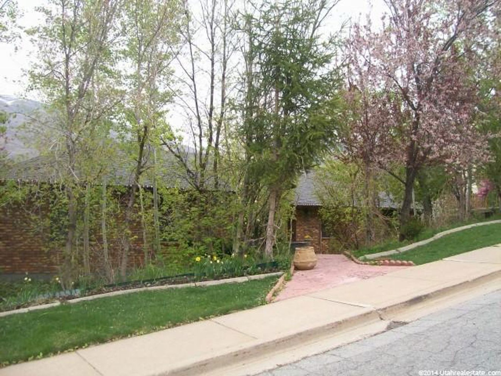 2223 S Cave Hollow Way E, Bountiful, UT 84010