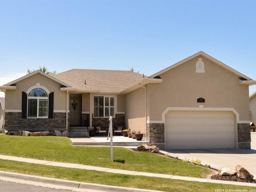 1305 S Fox Pointe Dr, Kaysville, UT 84037