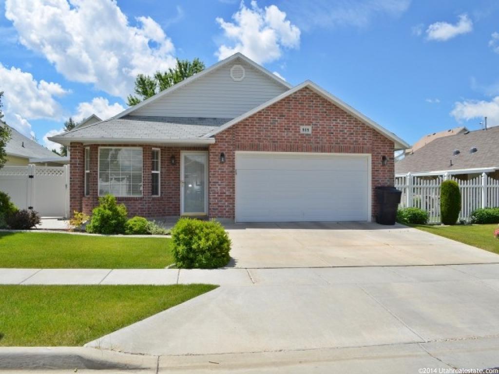 909 W 1570 N, Clinton, UT 84015