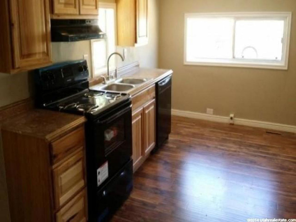 876 S 1000 E, Clearfield, UT 84015