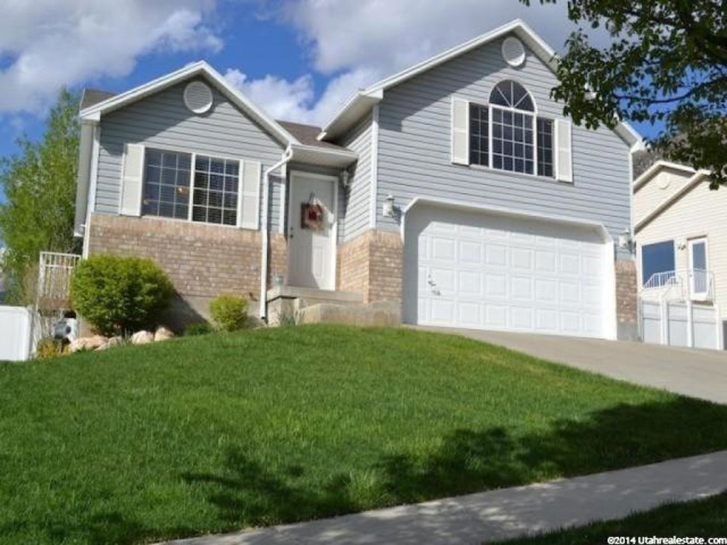 1074 Canfield Dr, Ogden, UT 84404