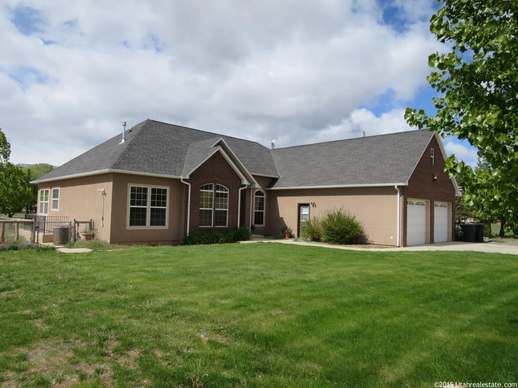 40 E 100 St N, Torrey, UT 84775
