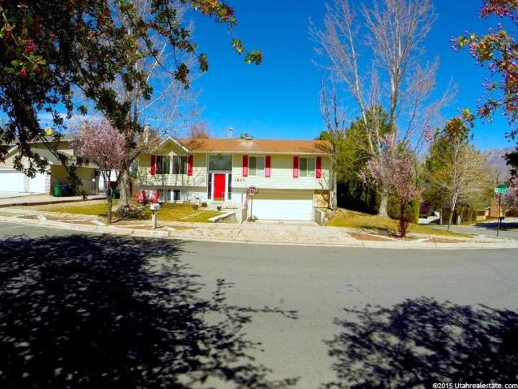 1827 E Ski View Dr, Sandy, UT 84092