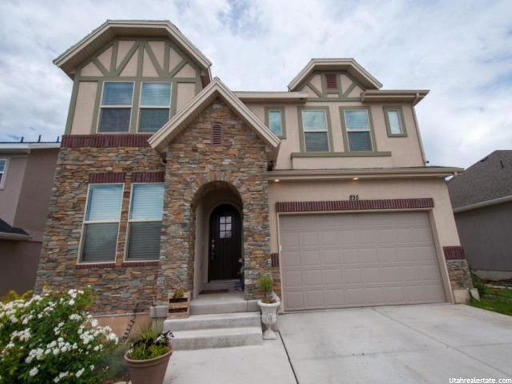895 S Daisy Dr, Fruit Heights, UT 84037