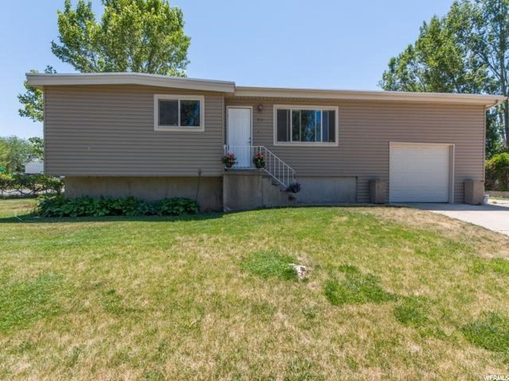 913 W 2400 N, Clinton, UT 84015