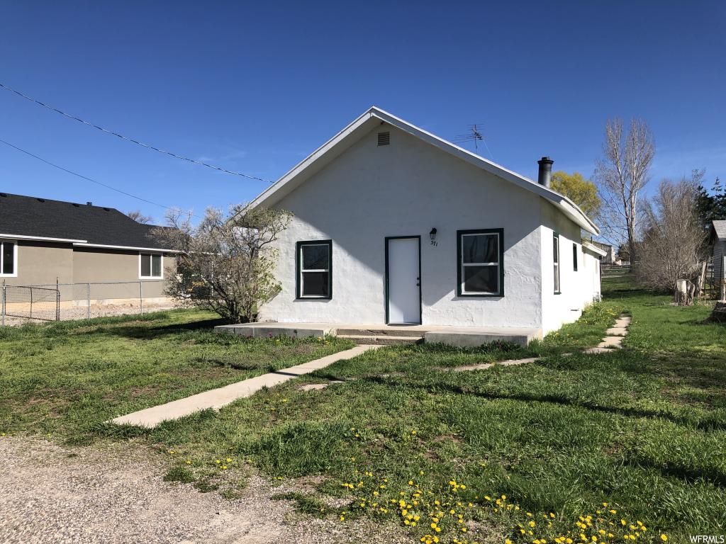371 100 S E Fairview, Utah Affordable home. 2 beds 2 baths. Recently remodeled house with new paint, flooring, updated light fixtures, ceiling fan, etc. Please take a quick look at this one, before it's gone.