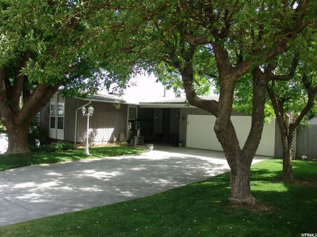 995 E Claremont Dr S, Bountiful, UT 84010