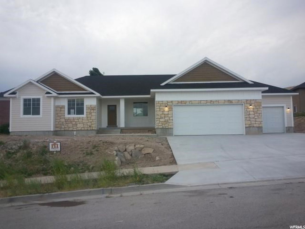 1041 E Ridgeway Dr, Smithfield, UT 84335