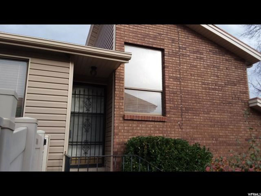 261 E Ashbrook Cir, Midvale, UT 84047