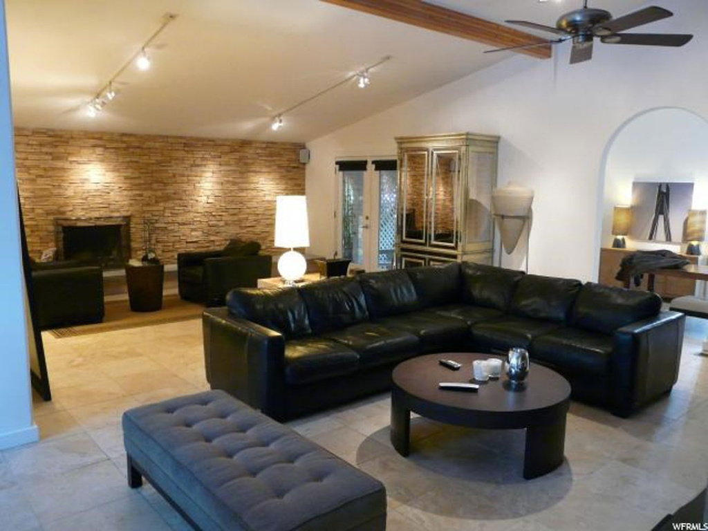1553 E Spring Run Dr, Holladay, UT 84117