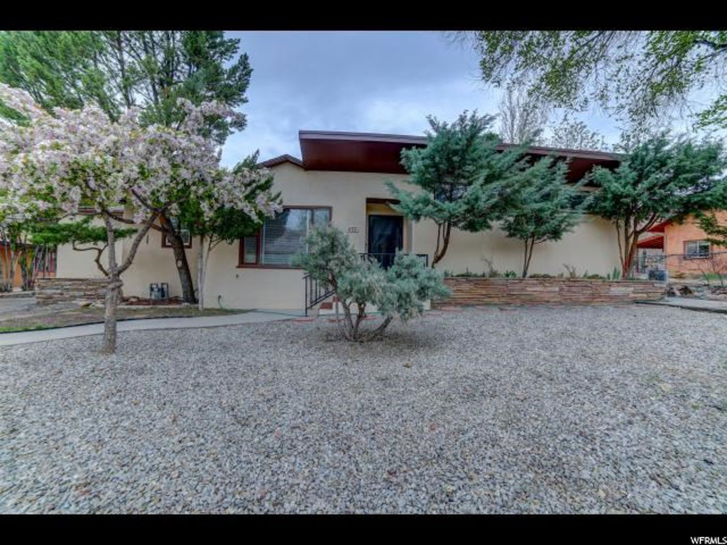 477 S Nichols Ln E, Moab, UT 84532