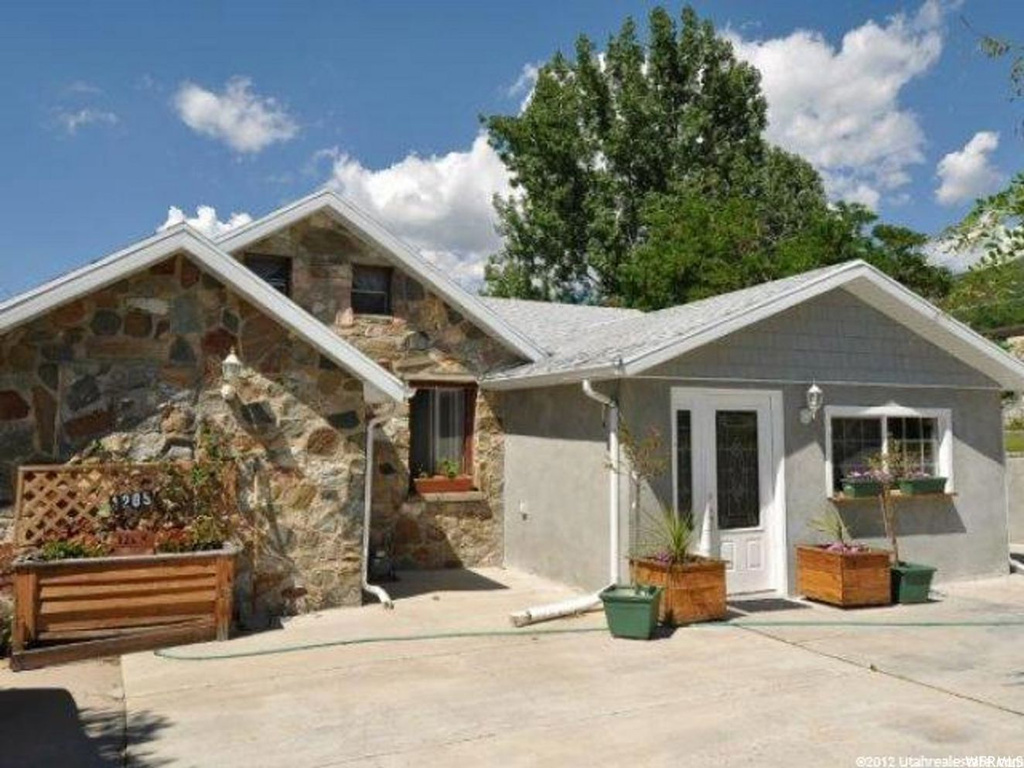 1205 E Lakeview Dr, Bountiful, UT 84010