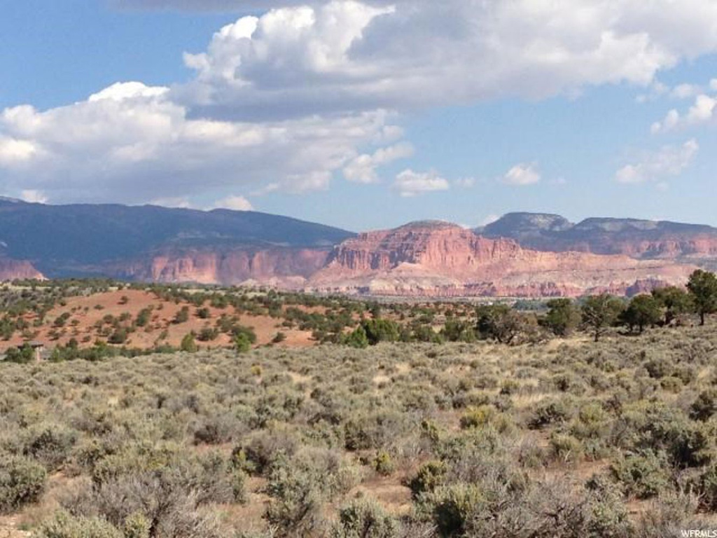 1085 S 1850 St E, Teasdale, UT 84773