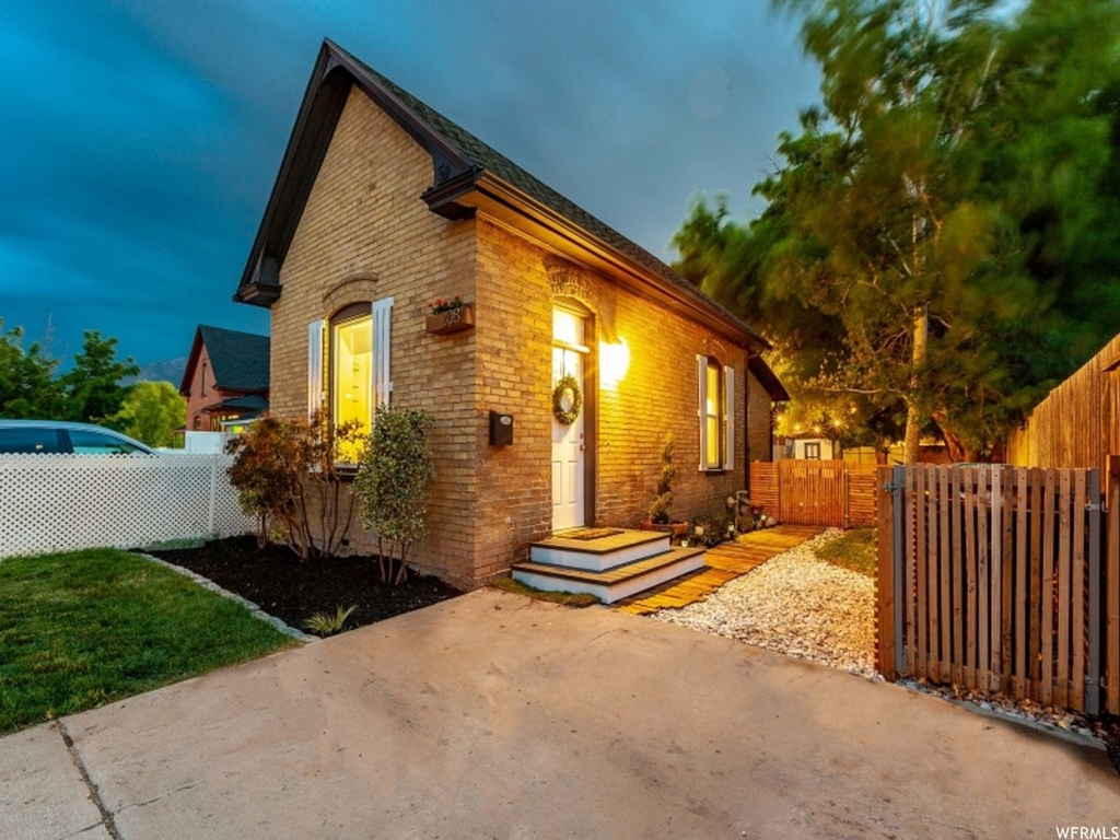 208 E Vine St, Murray, UT 84107