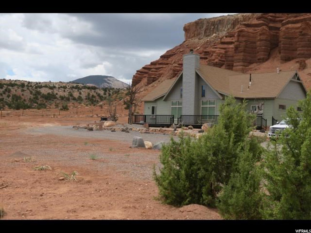 488 W Sleeping Rainbow Dr N, Torrey, UT 84775