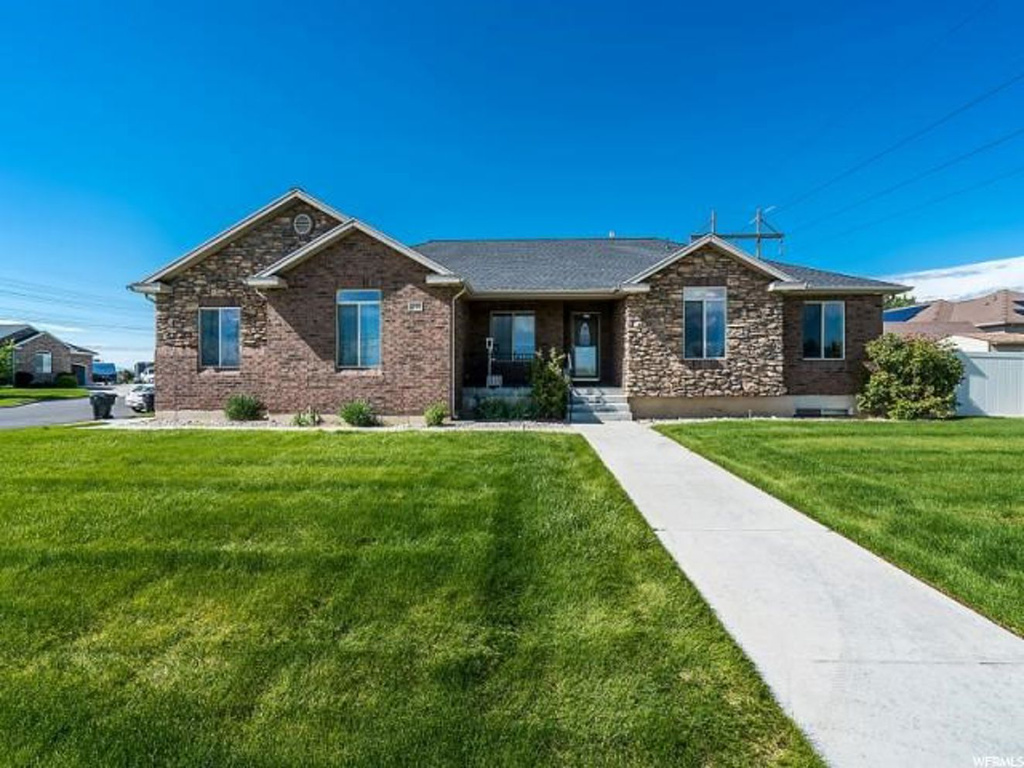 1576 W 1300 N, Clinton, UT 84015