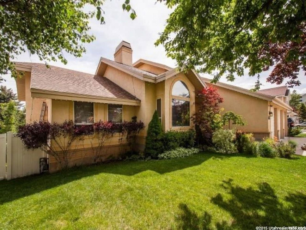 1738 E Briarglen Dr, Sandy, UT 84092