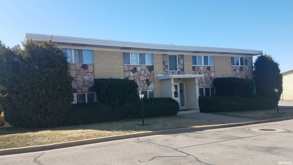 2367 Chateau Dr, Roy, UT 84067