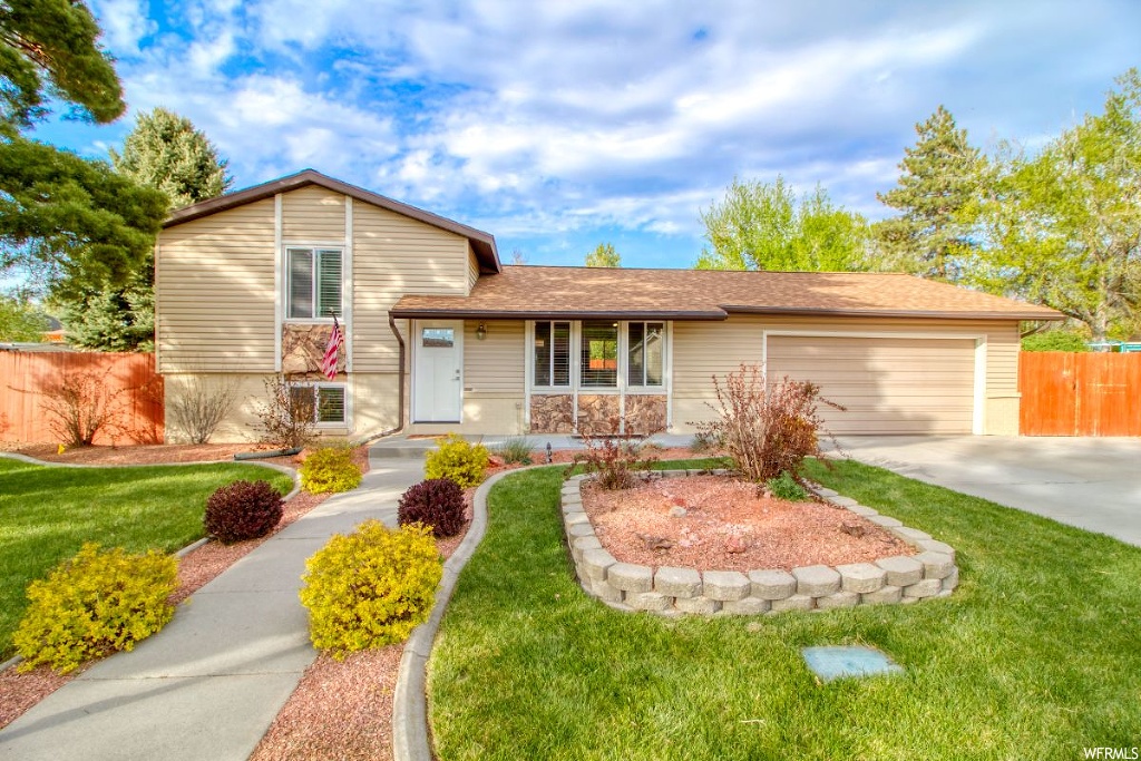 837 E Chariot Dr, Sandy, UT 84094