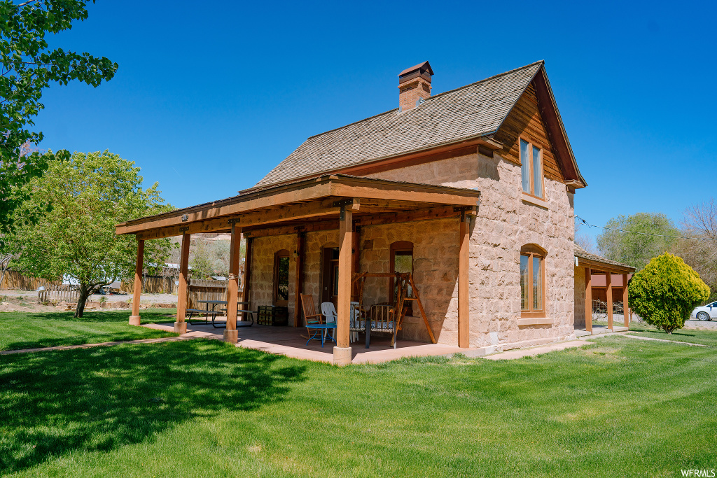 120 N 6th St E, Bluff, UT 84512