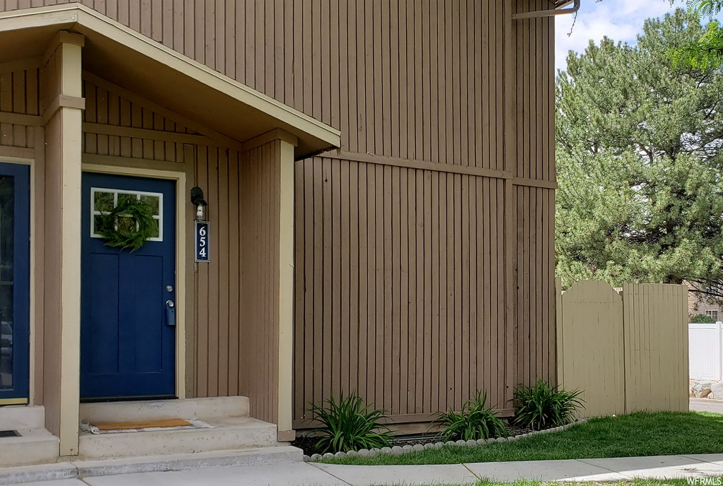 654 E Cobblestone Ln, Midvale, UT 84047