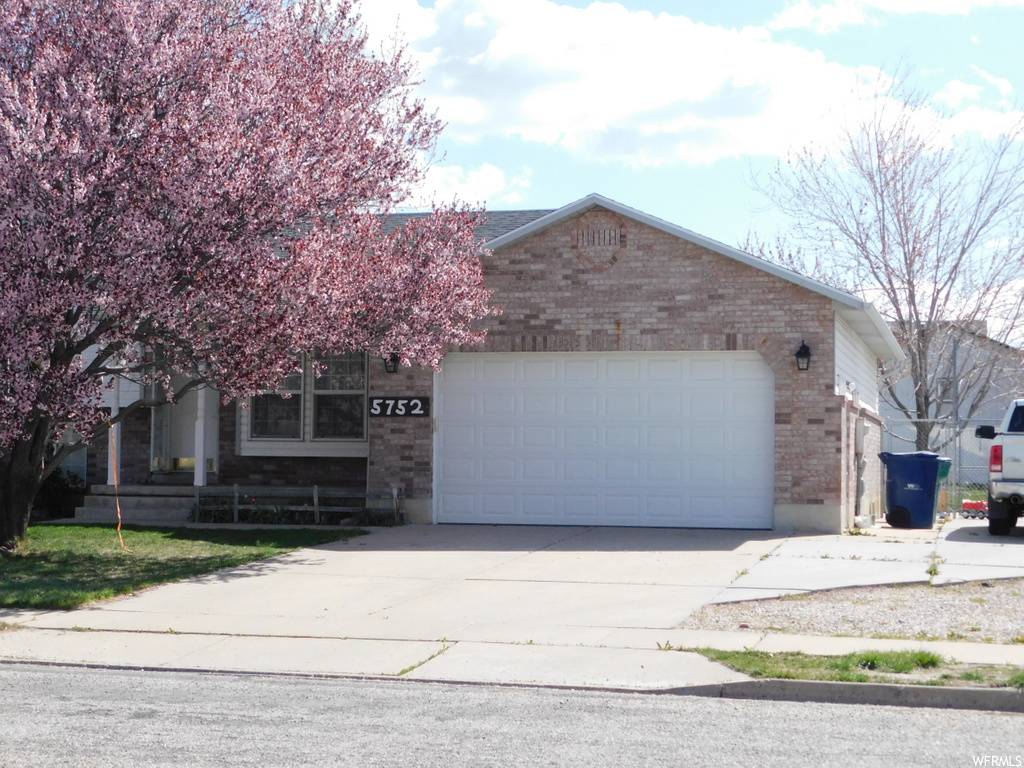5752 S 3750 W, Roy, UT 84067