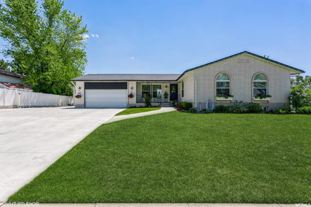 1048 E Hidden Valley Dr Dr, Fruit Heights, UT 84037