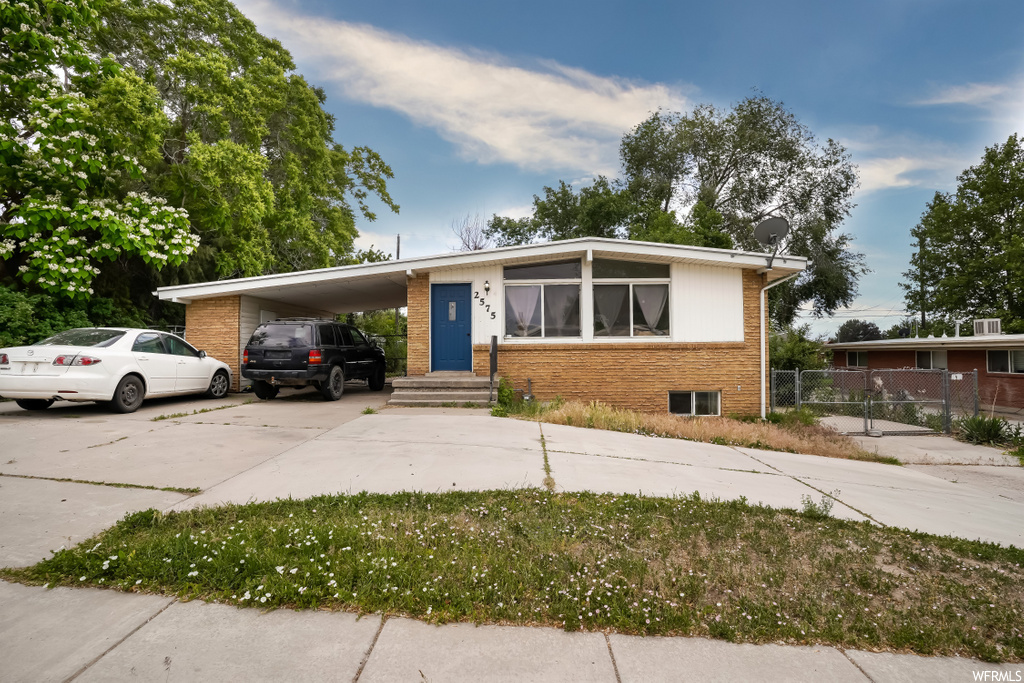 2575 W 4800 S, Roy, UT 84067