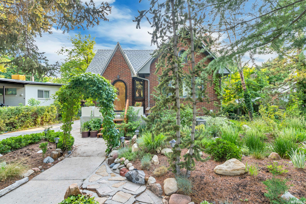 3368 S Pioneer St E, Salt Lake City, UT 84109
