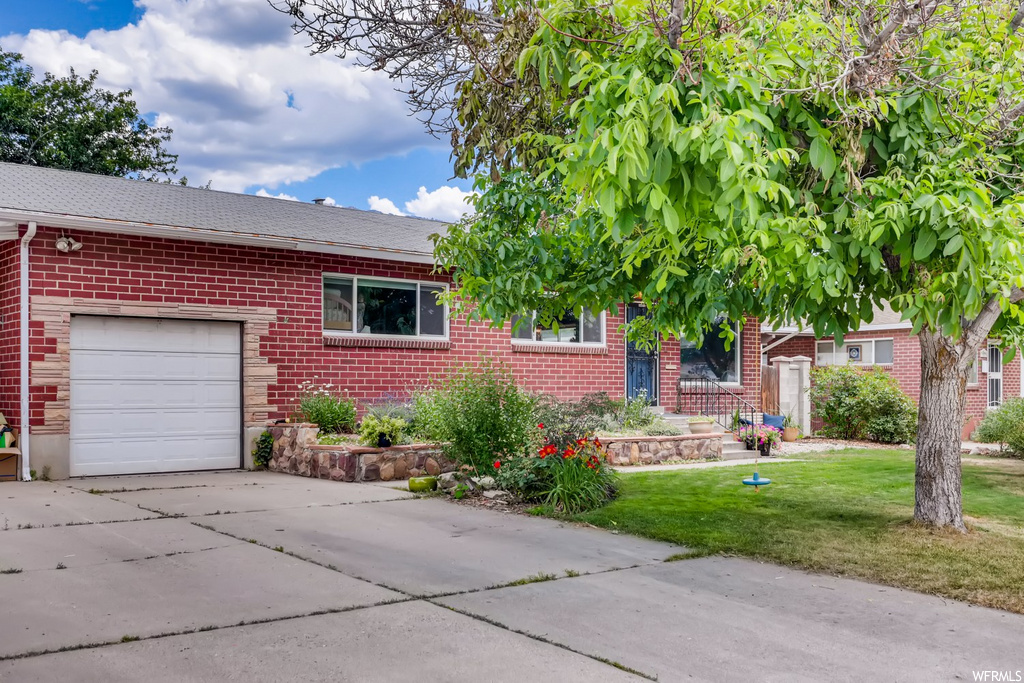 9601 S Garnet Dr E, Sandy, UT 84094
