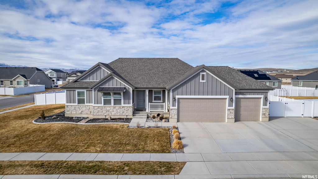 1609 E Lowe Peak Dr, Eagle Mountain, UT 84005