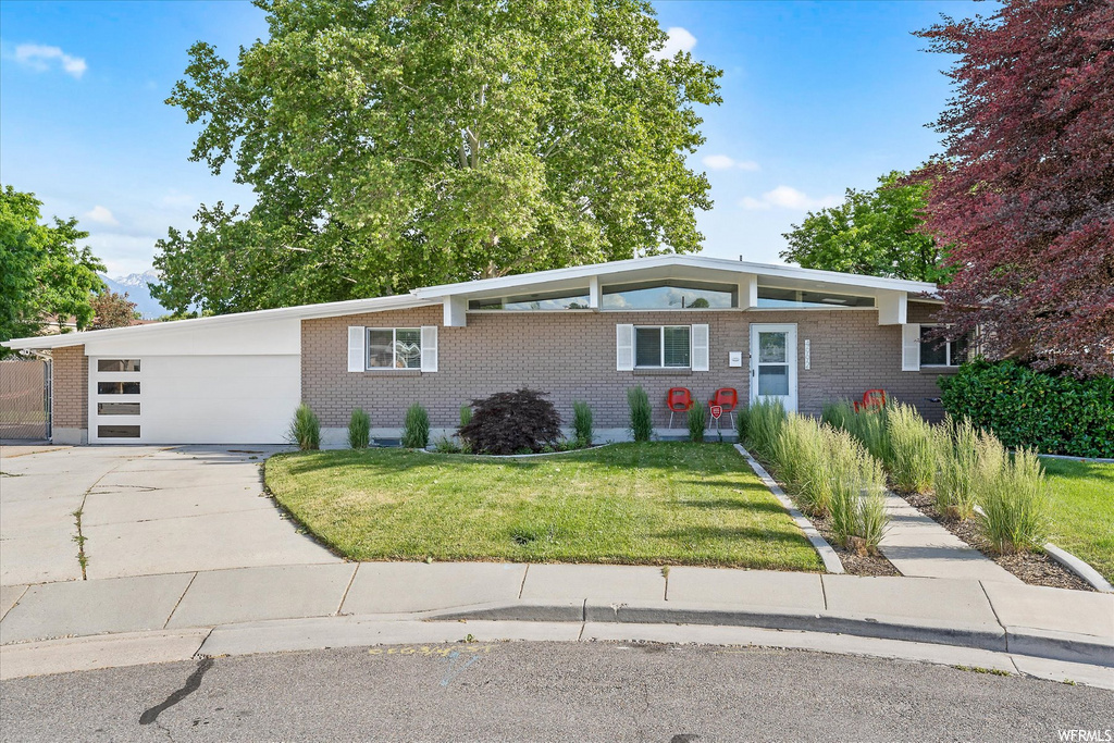 4992 S Pinehill Dr E, Murray, UT 84107