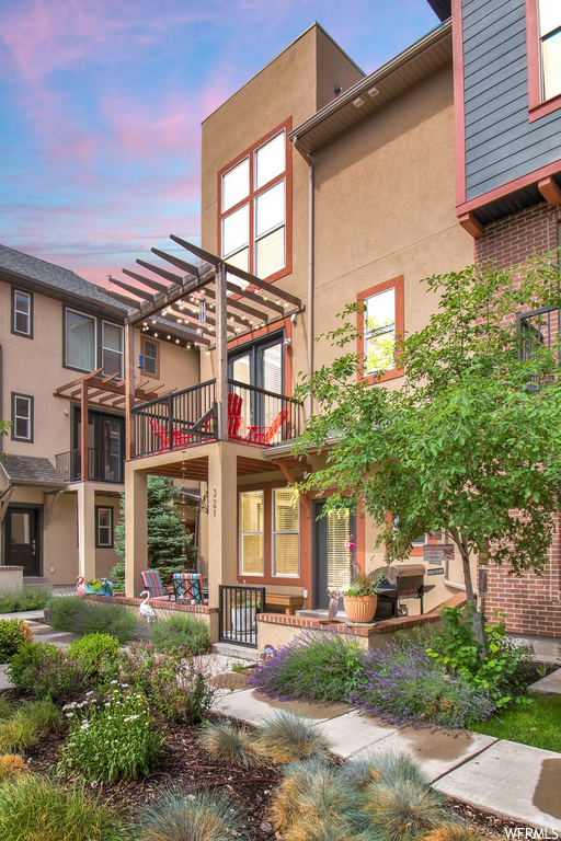 321 E Oak Hollow Dr, Ogden, UT 84401
