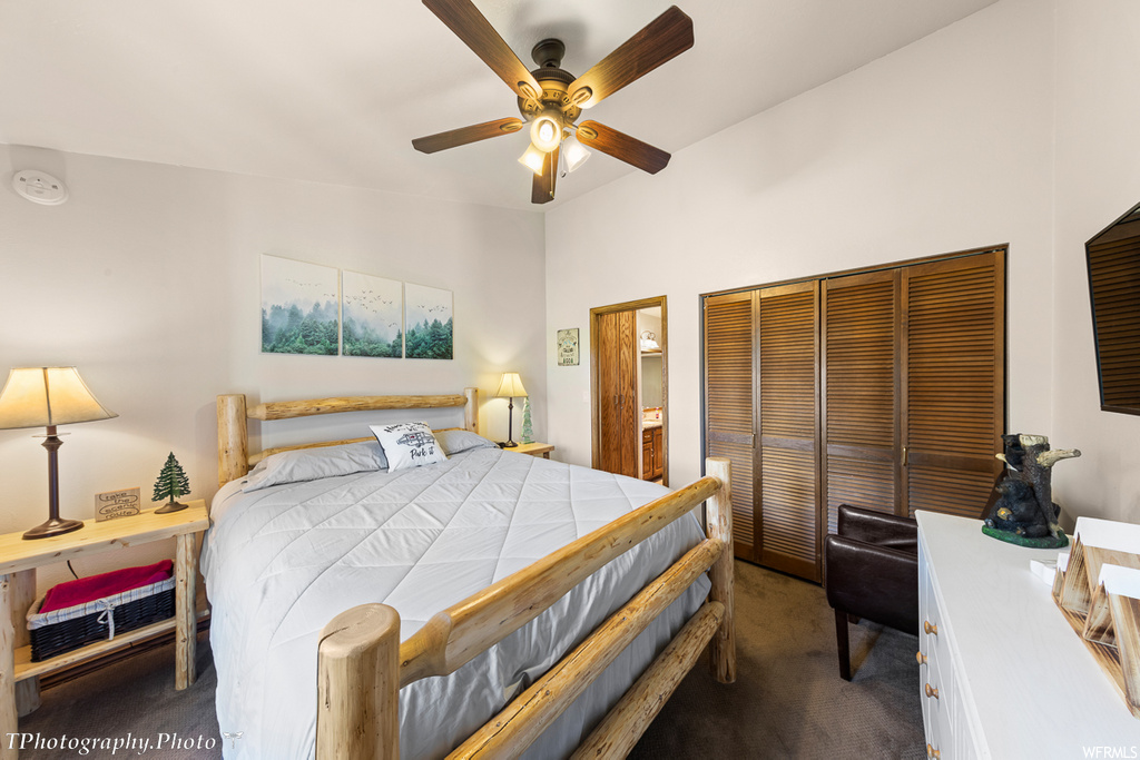 bedroom with a ceiling fan and carpet