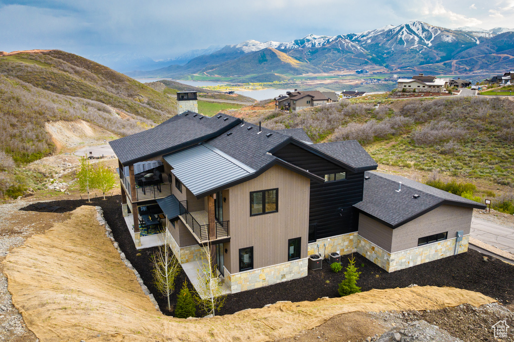 Birds eye view of property featuring a mountain view