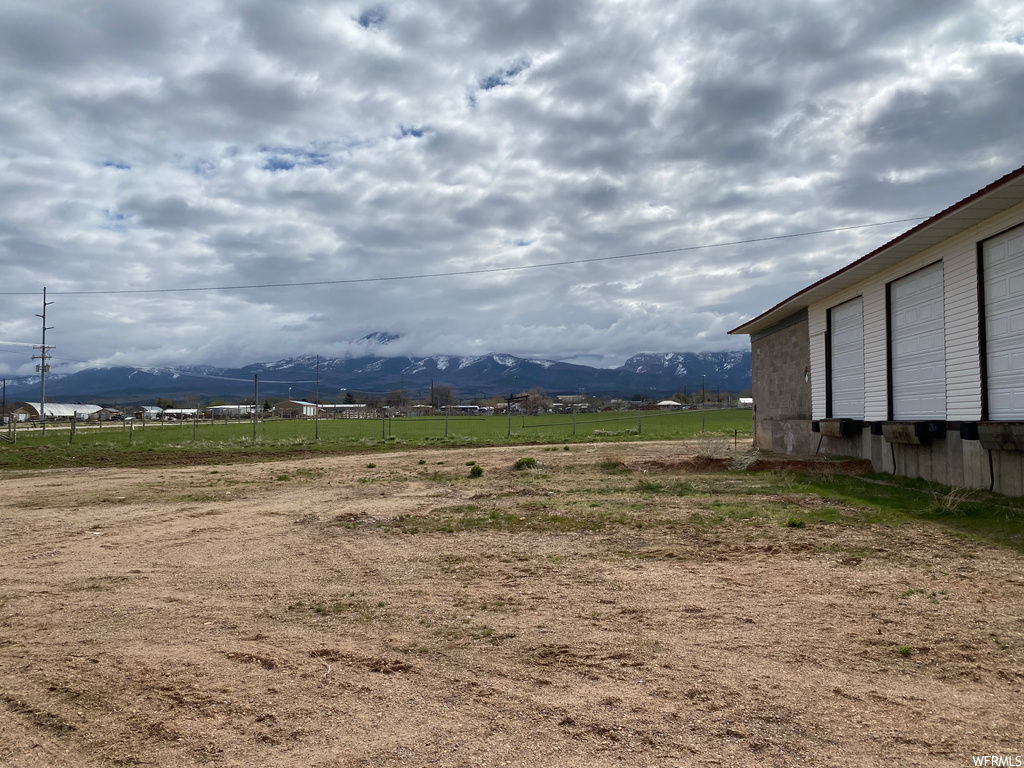 yard featuring a mountain view