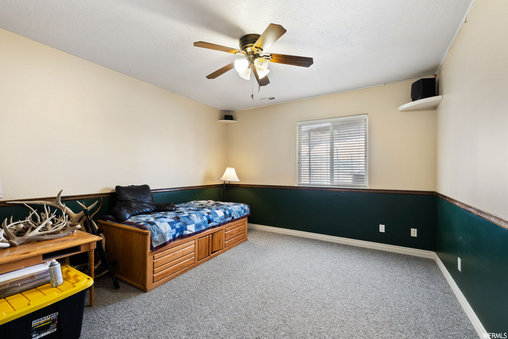bedroom featuring natural light, carpet, and a ceiling fan