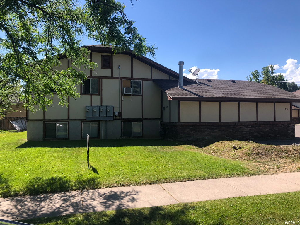 view of front of property with a front yard