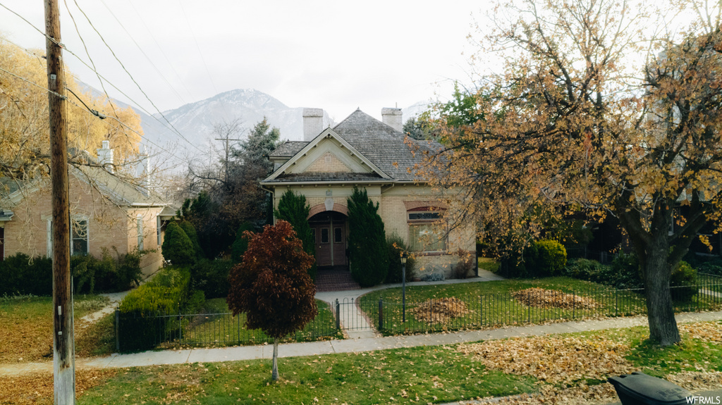 view of front facade featuring a mountain view