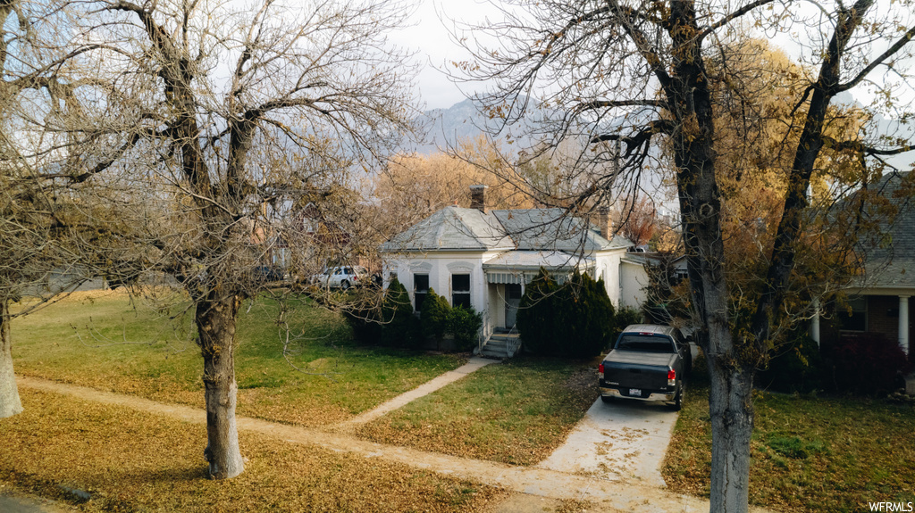 view of front of home with a front yard