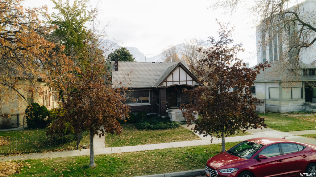 view of front facade featuring a front yard