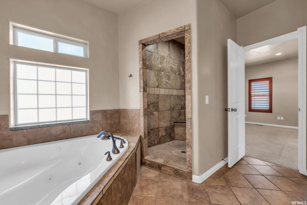 Bathroom with natural light and independent shower and bath