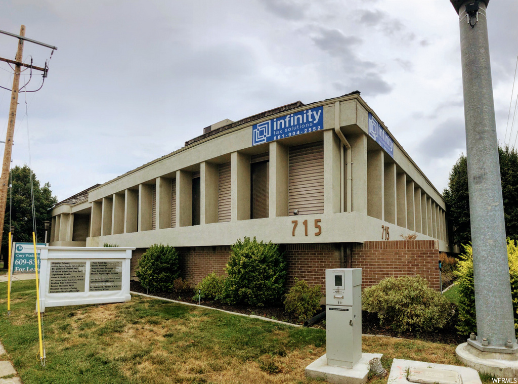 view of front of home featuring a front lawn