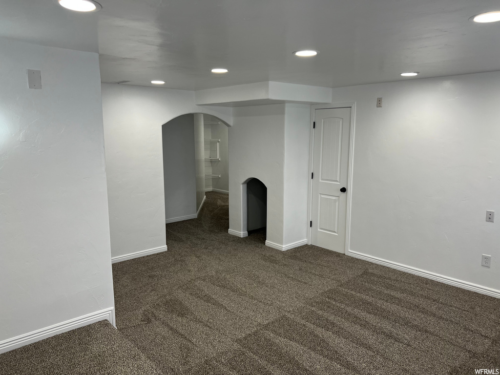 empty room featuring carpet