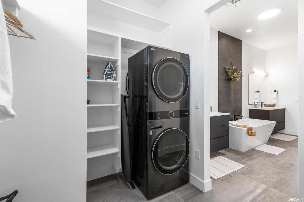 laundry room with independent washer and dryer