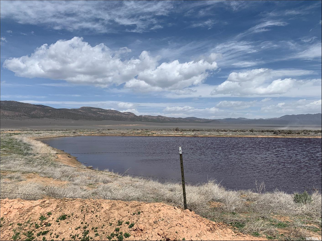 water view with a mountain view