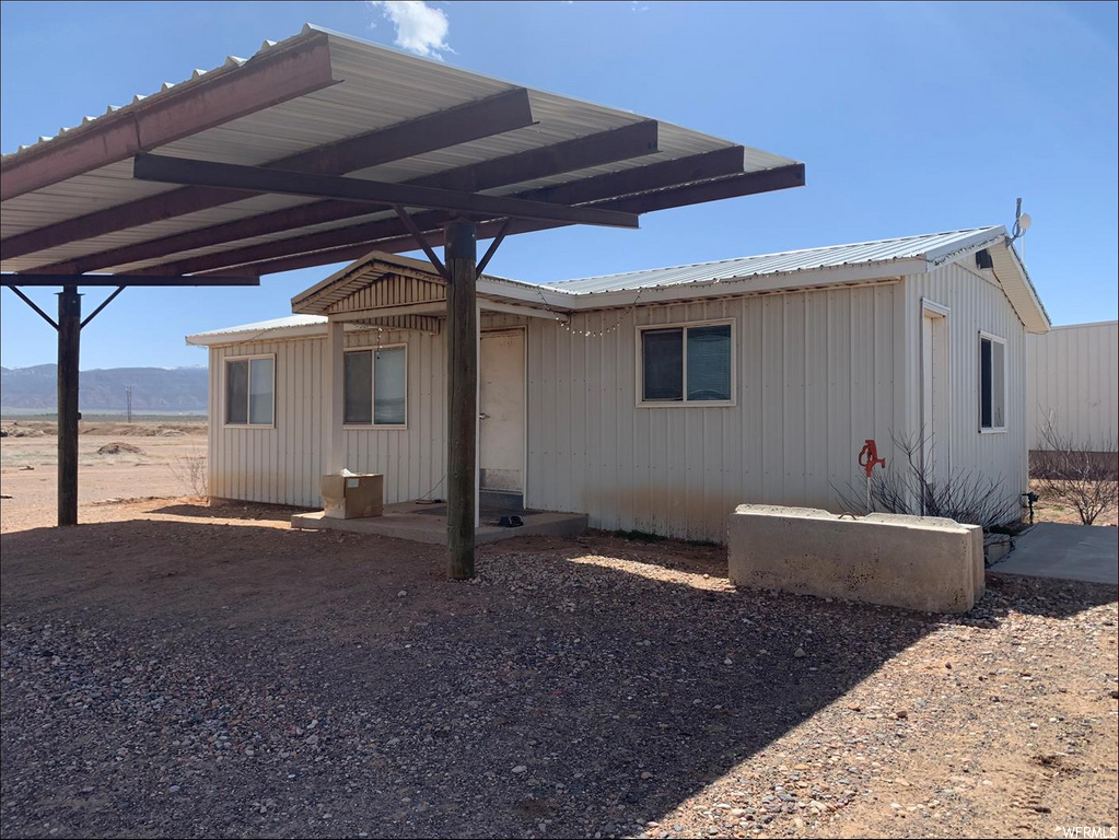 manufactured / mobile home with a pergola