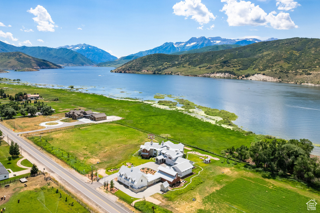 Bird\'s eye view of a water and mountain view