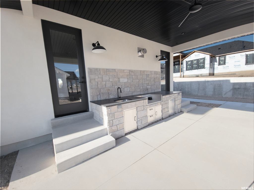 View of patio featuring ceiling fan and an outdoor kitchen