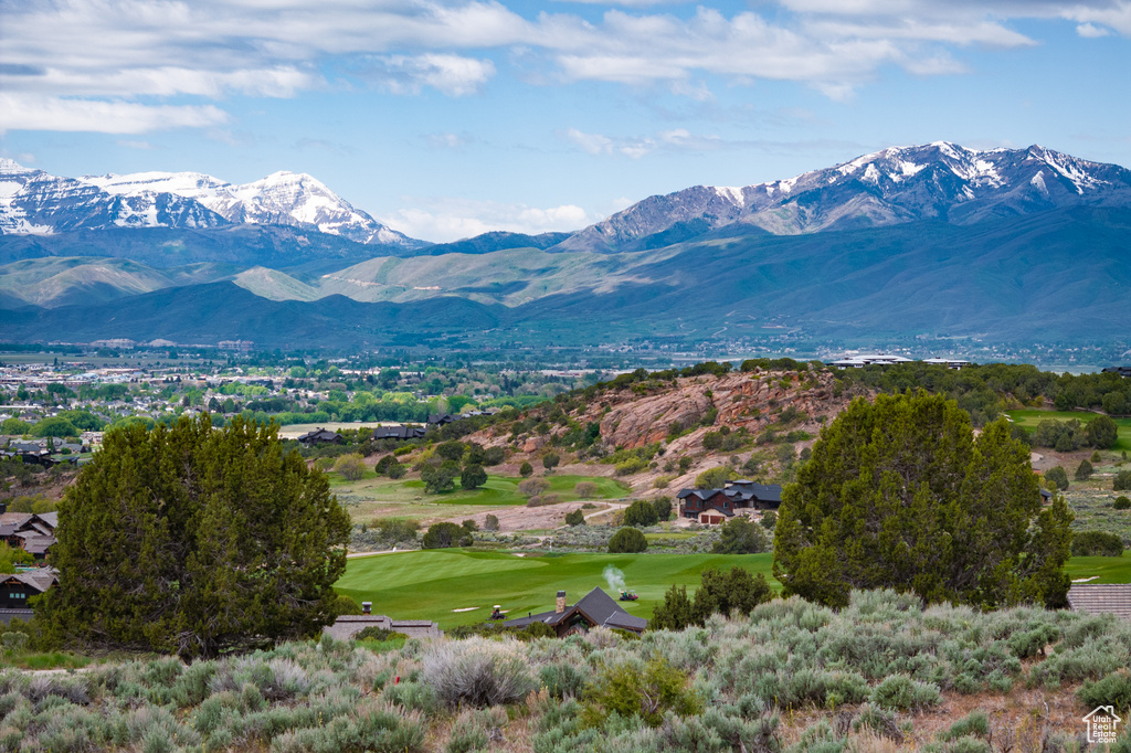 View of mountain background featuring a golf club
